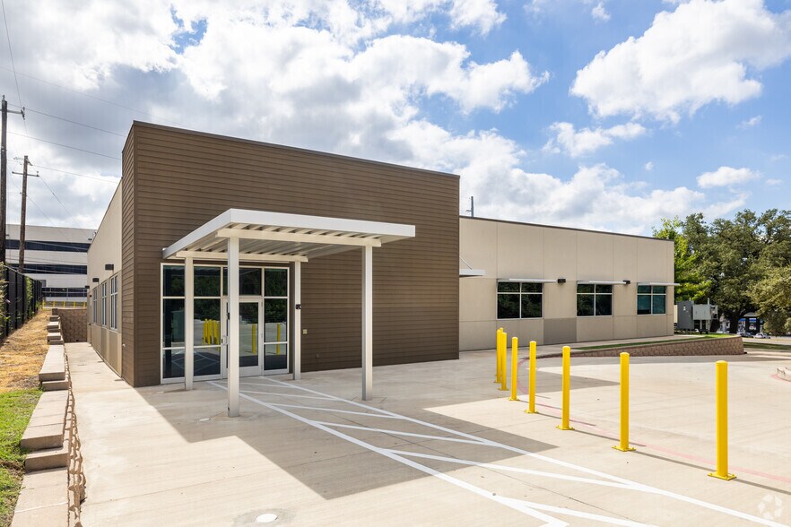 Primary Photo Of 7912 Cameron Rd, Austin Medical For Lease