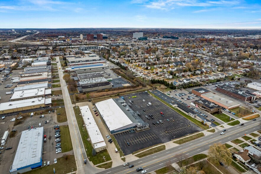 More Photos Of 400 W Maple Rd, Troy Office For Sale