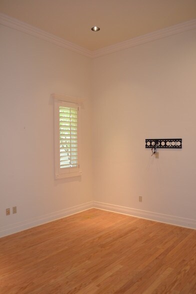 More Photos Of 154 N Festival Dr, El Paso Medical For Sale