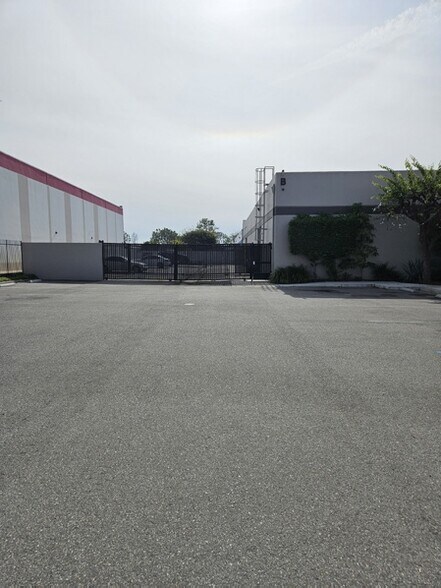 More Photos Of 3700 W Segerstrom Ave, Santa Ana Warehouse For Lease