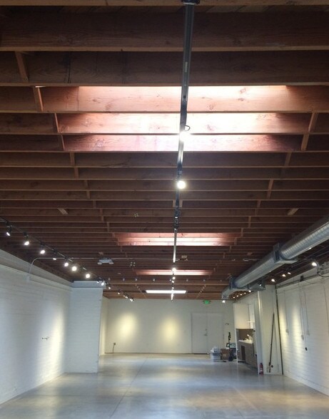 More Photos Of 9014 Lindblade St, Culver City Showroom For Lease