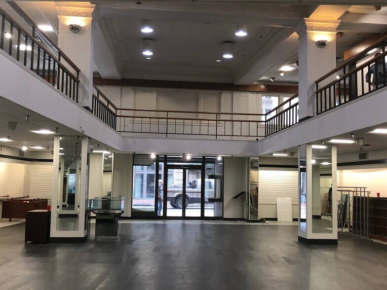 More Photos Of 230 Carondelet St, New Orleans Office For Lease