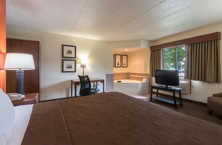More Photos Of 700 Highway 51, Minocqua Hotel For Sale