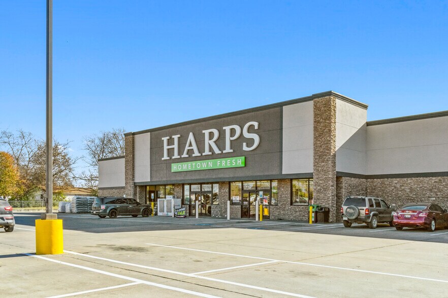 More Photos Of 1004 E Walnut St, Paris Supermarket For Sale