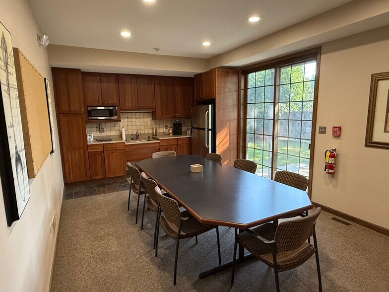 More Photos Of 475 W Terra Cotta Ave, Crystal Lake Office For Lease