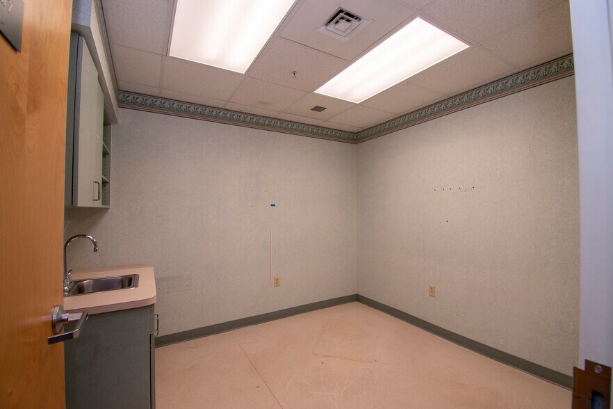 More Photos Of 2525 Harbor Blvd, Port Charlotte Medical For Lease