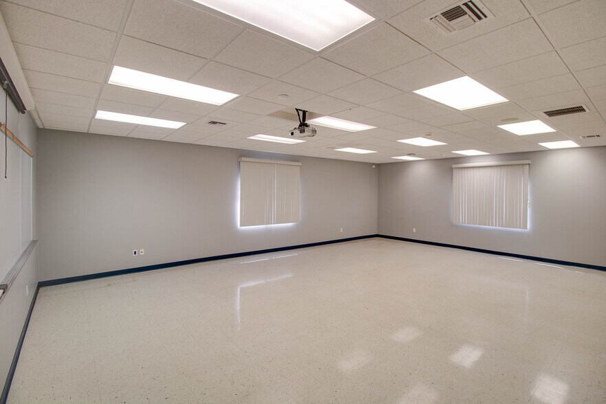 More Photos Of 18400 Shipman Rd, Carlinville Schools For Sale