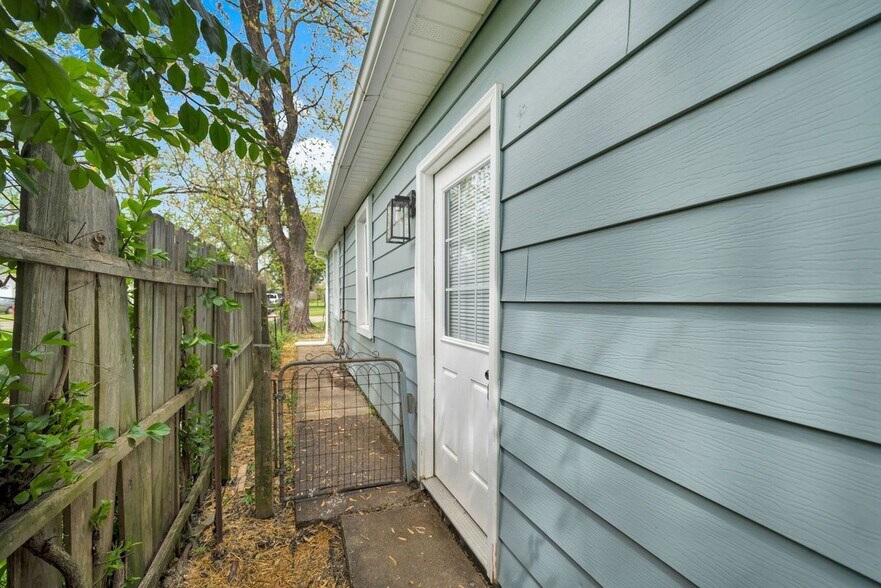 More Photos Of 2550 Broadway St, New Albany Apartments For Sale