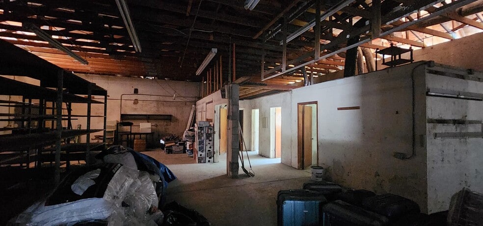 More Photos Of 284 S Center St, Pierson Auto Repair For Lease