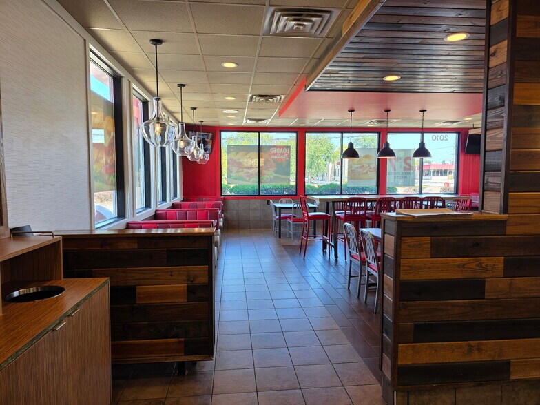 More Photos Of 2010 N State St, Belvidere Storefront For Lease