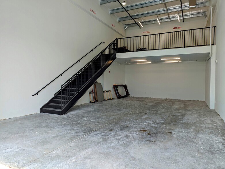 More Photos Of 16710 Innovation Ln, Suite 407 & 408, Fort Myers Warehouse For Sale