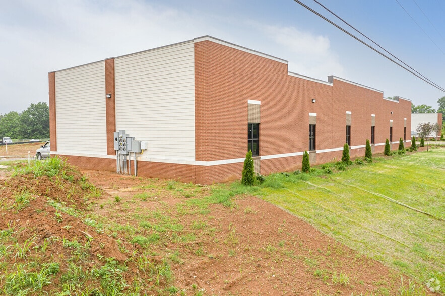 More Photos Of 4001 Parkfield Loop, Spring Hill Light Manufacturing For Lease