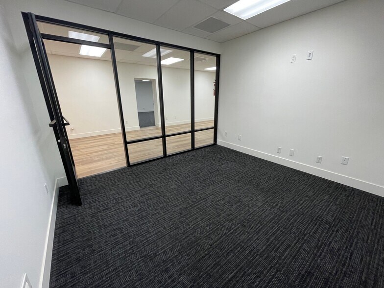 More Photos Of 3212-3214 W Burbank Blvd, Burbank Office For Sale
