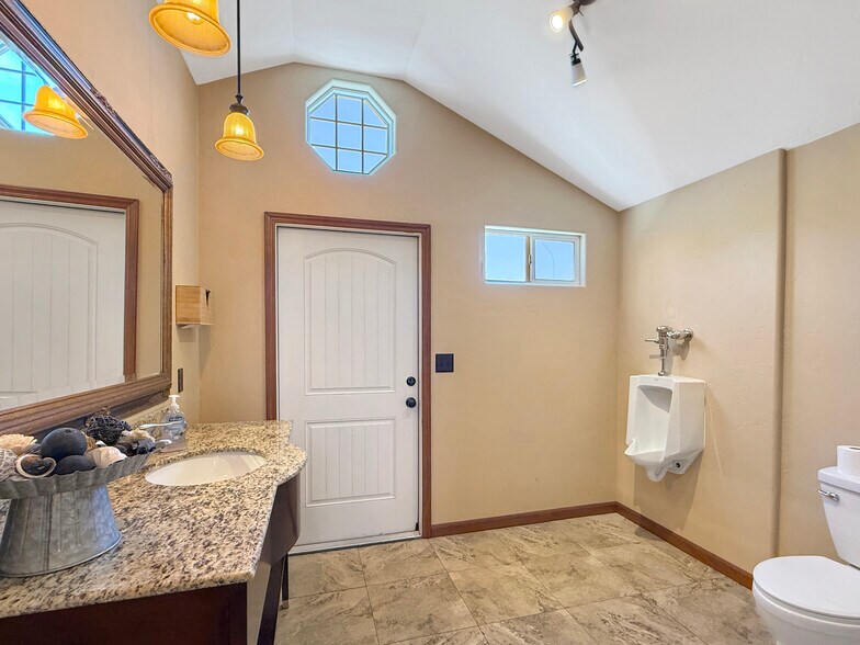 More Photos Of 5955 Sawmill Mesa Rd, Delta Specialty For Sale