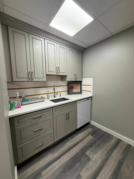 More Photos Of 8330-8350 Meadow Rd, Dallas Office For Sale