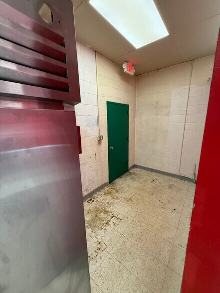 More Photos Of 31779-31799 Middlebelt Rd, Farmington Hills Restaurant For Lease