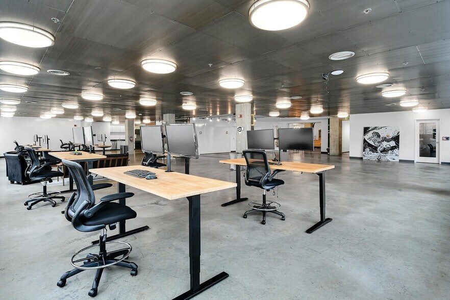 More Photos Of 2727 Western Ave, Seattle Loft Creative Space For Lease