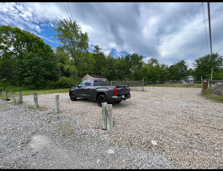 More Photos Of 9540 Tallmadge Rd., Diamond Land For Lease