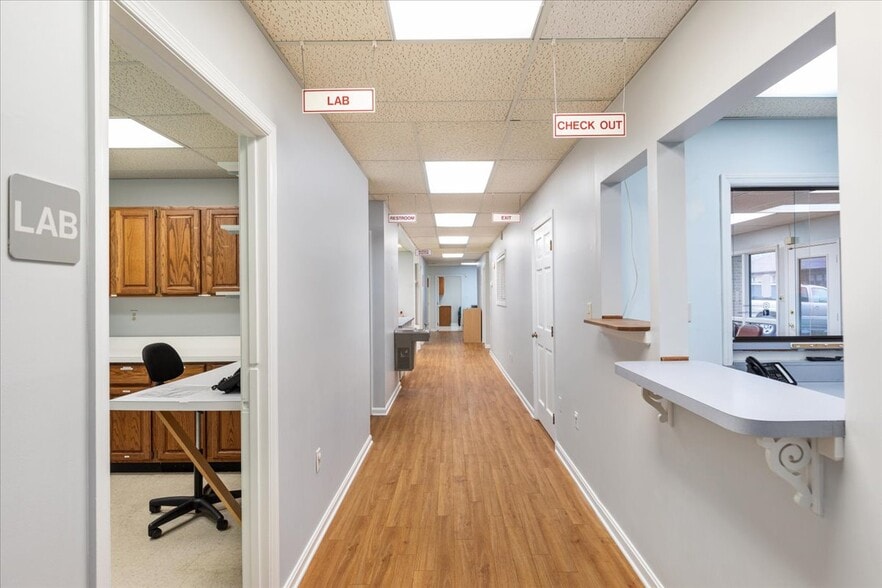 More Photos Of 10623 Crestwood Dr, Manassas Office For Sale