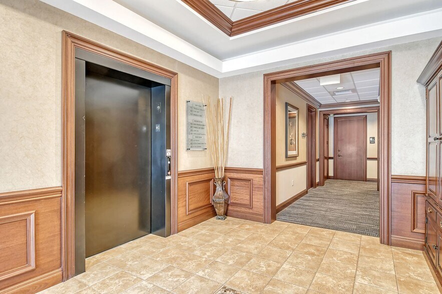 More Photos Of 2639 Fruitville Rd, Sarasota Medical For Sale