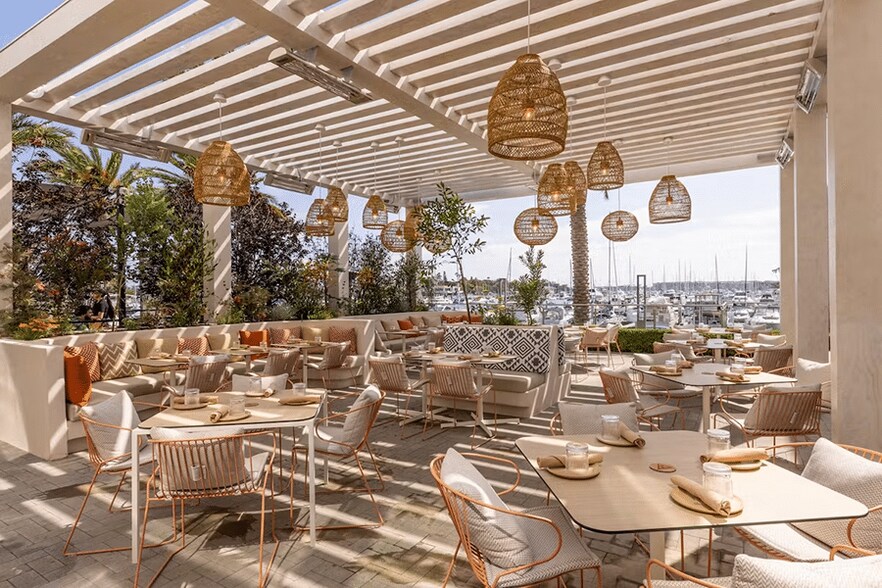 More Photos Of 4625 Admiralty Way, Marina del Rey Department Store For Lease