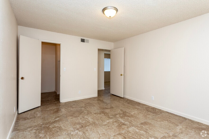 More Photos Of 1905 E Pontiac Way, Fresno Apartments For Sale