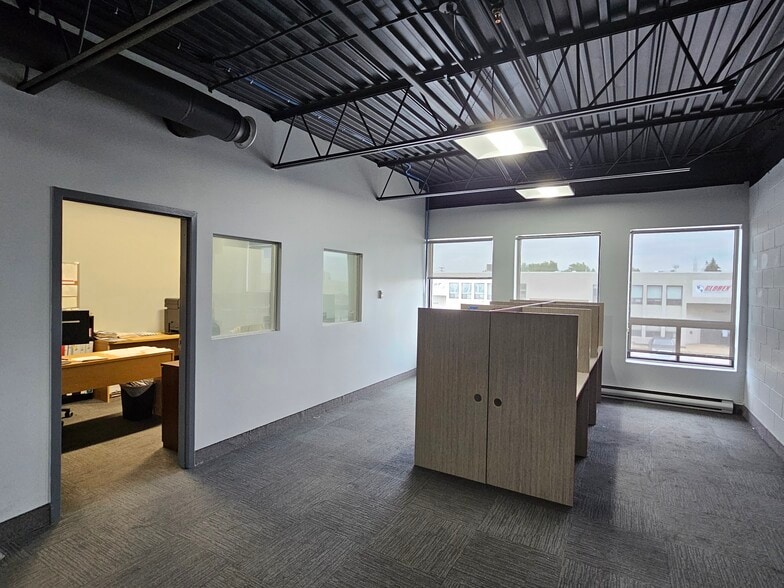 More Photos Of 2305-2329 Rue Guénette, Saint-Laurent Distribution For Sale