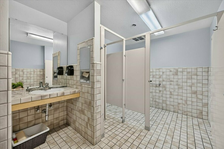 More Photos Of 2600 W Shaw Ln, Fresno Office For Sale
