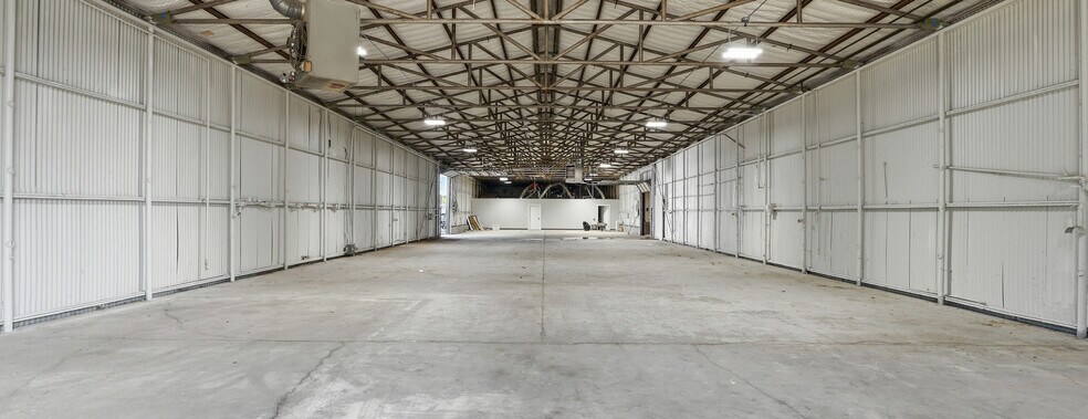 More Photos Of 201 W Westhill Dr, Cleburne Warehouse For Lease