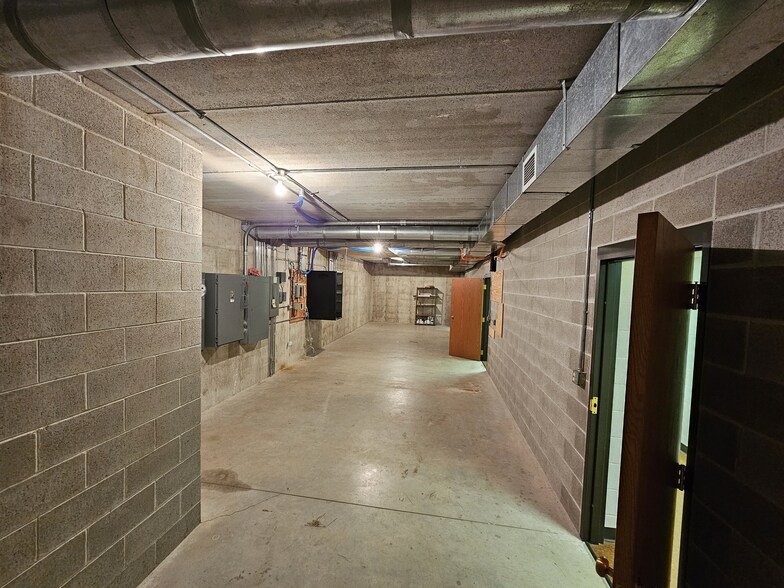 More Photos Of 1093 Appleton Rd, Menasha Office For Lease