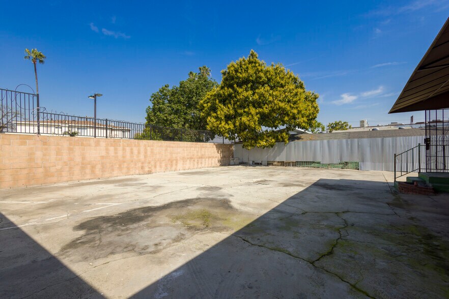 More Photos Of 2703 Southwest Dr, Los Angeles Warehouse For Lease