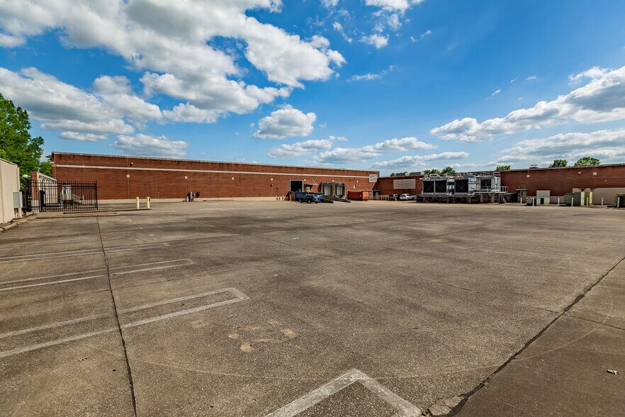 More Photos Of 2500 N Memorial Blvd, Murfreesboro Office For Sale