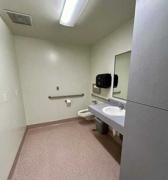 More Photos Of 1390 Biddle Rd, Medford General Retail For Lease