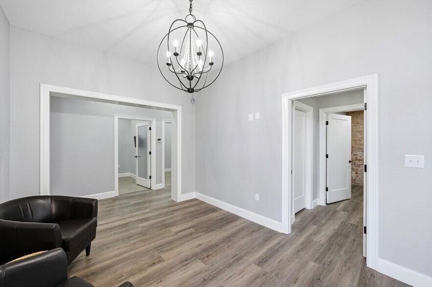 More Photos Of 1801 Franklin Ave, Waco Flex For Sale