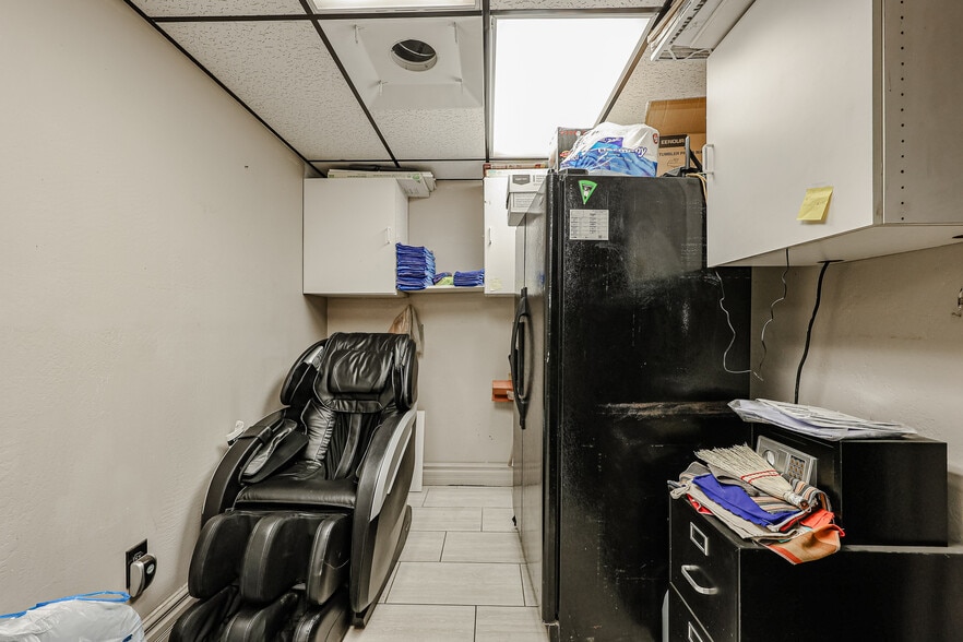 More Photos Of 236 S Alma School Rd, Mesa Showroom For Sale