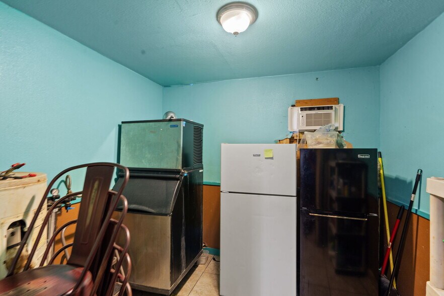 More Photos Of 12605 Highway 6, Santa Fe Bar For Sale