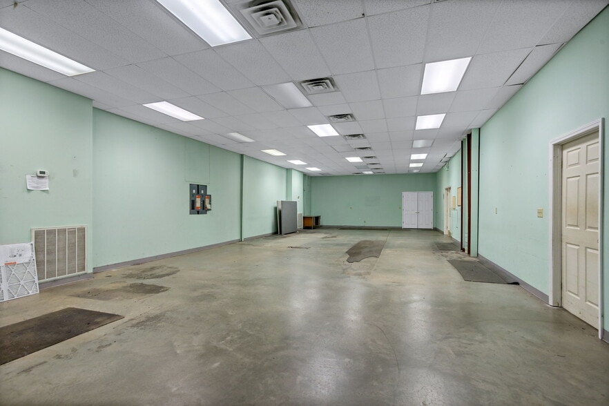 More Photos Of 9 Ellwood Ct, Greenville Warehouse For Lease