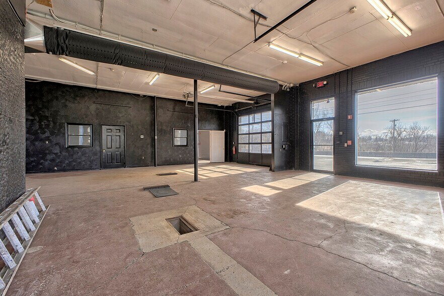 More Photos Of 6781 US-30, Jeannette Flex For Lease