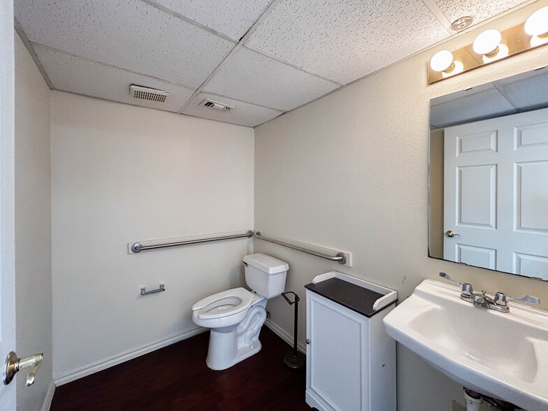 More Photos Of 405 S Elm St, Denton Apartments For Sale