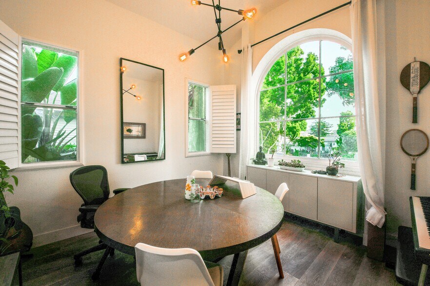 More Photos Of 1943 19th St, Santa Monica Apartments For Sale