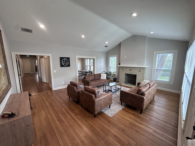 More Photos Of 517 Ferris Ave, Waxahachie Office For Lease