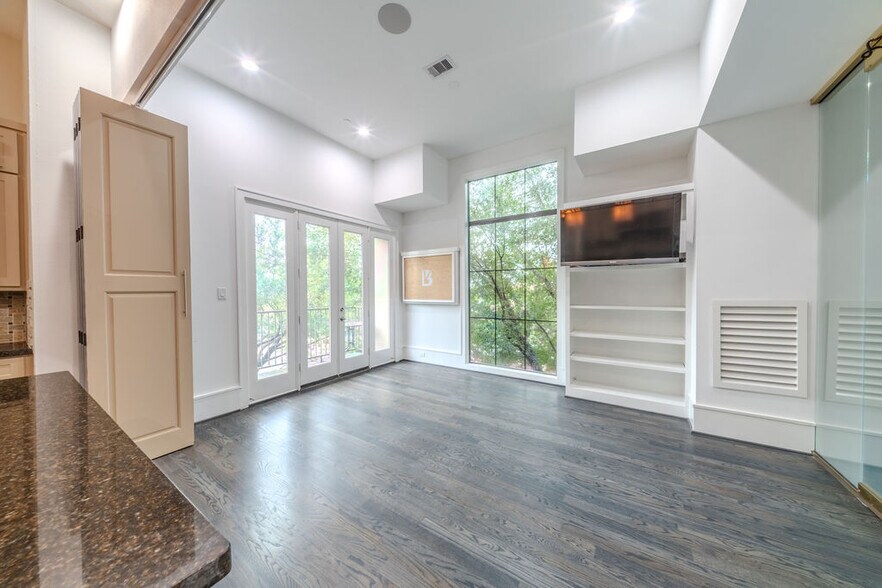 More Photos Of 1423 Lake Pointe Pkwy, Sugar Land Office For Sale