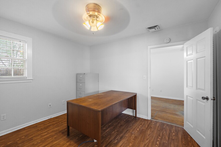 More Photos Of 208 S 31st St, Corsicana Flex For Sale