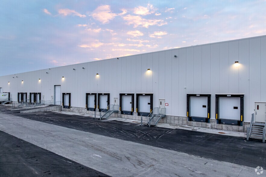 More Photos Of 156 Av D'Iberia, Candiac Industrial For Lease