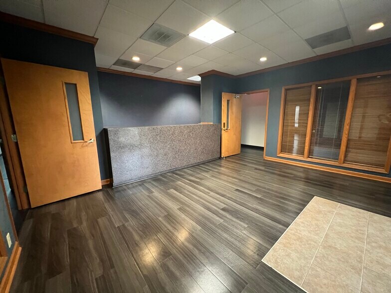 More Photos Of 1725 Louisville Dr, Knoxville Office For Lease