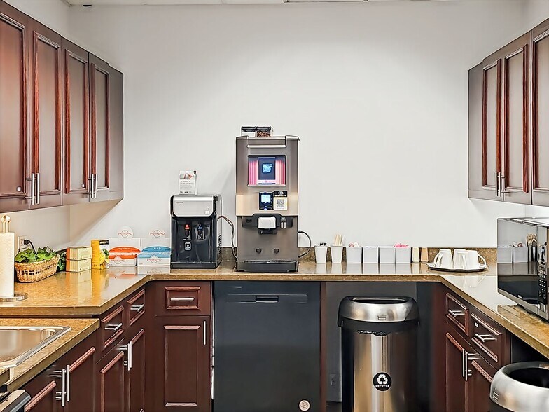 More Photos Of 2150 E Lake Cook Rd, Buffalo Grove Coworking Space