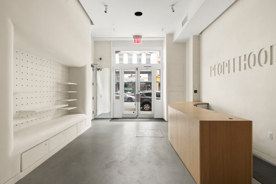 More Photos Of 109 W 17th St, New York Storefront Retail Office For Lease