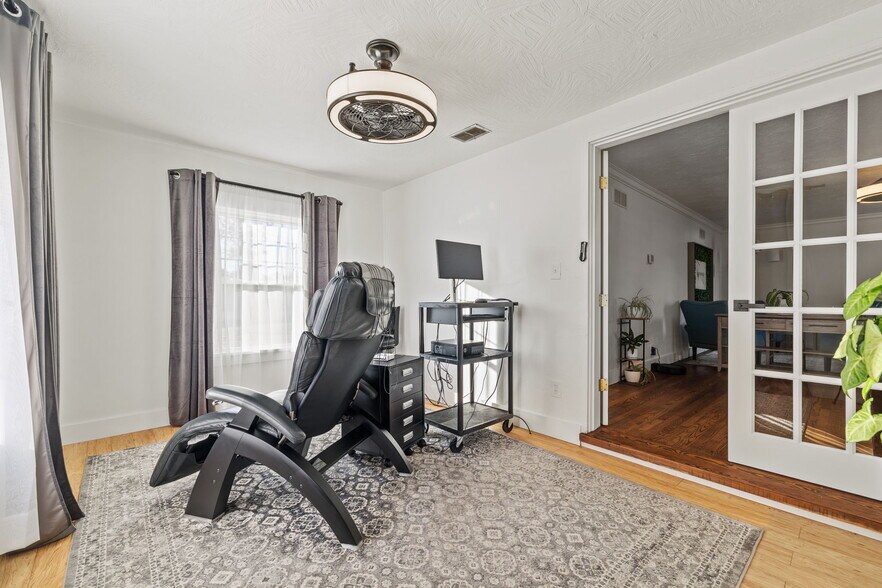 More Photos Of 2039 S Brentwood Blvd, Springfield Office For Sale