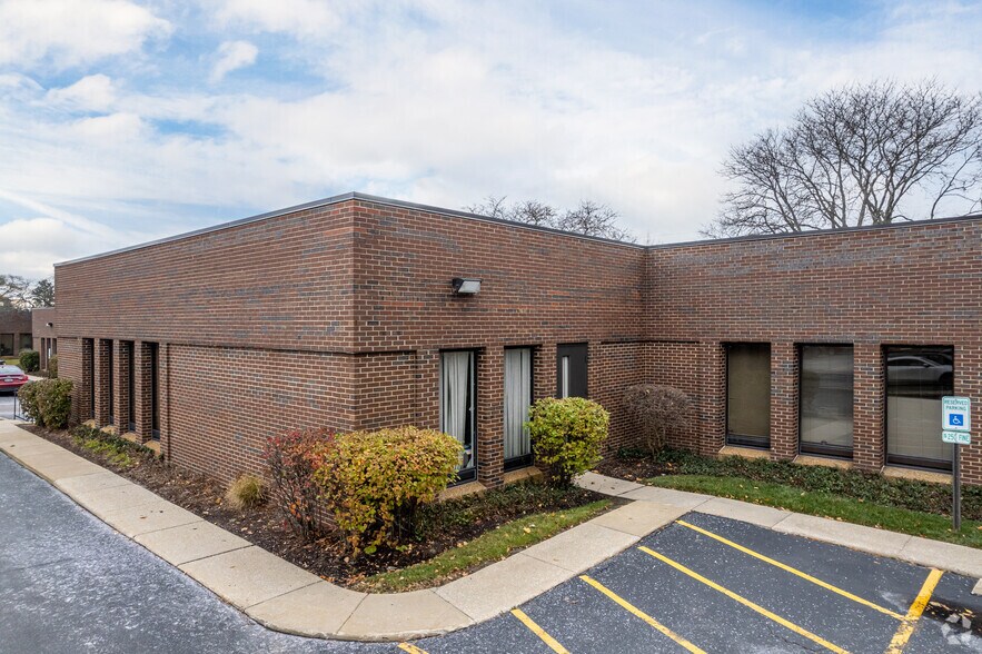More Photos Of 825 N Cass Ave, Westmont Office For Lease