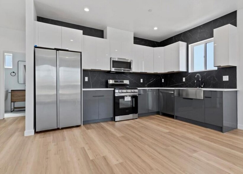 More Photos Of 5526 Blackwelder St, Los Angeles Apartments For Sale